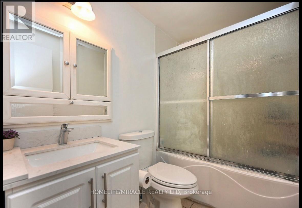 Photo 12 of 58 Crawford Drive, Brampton ON