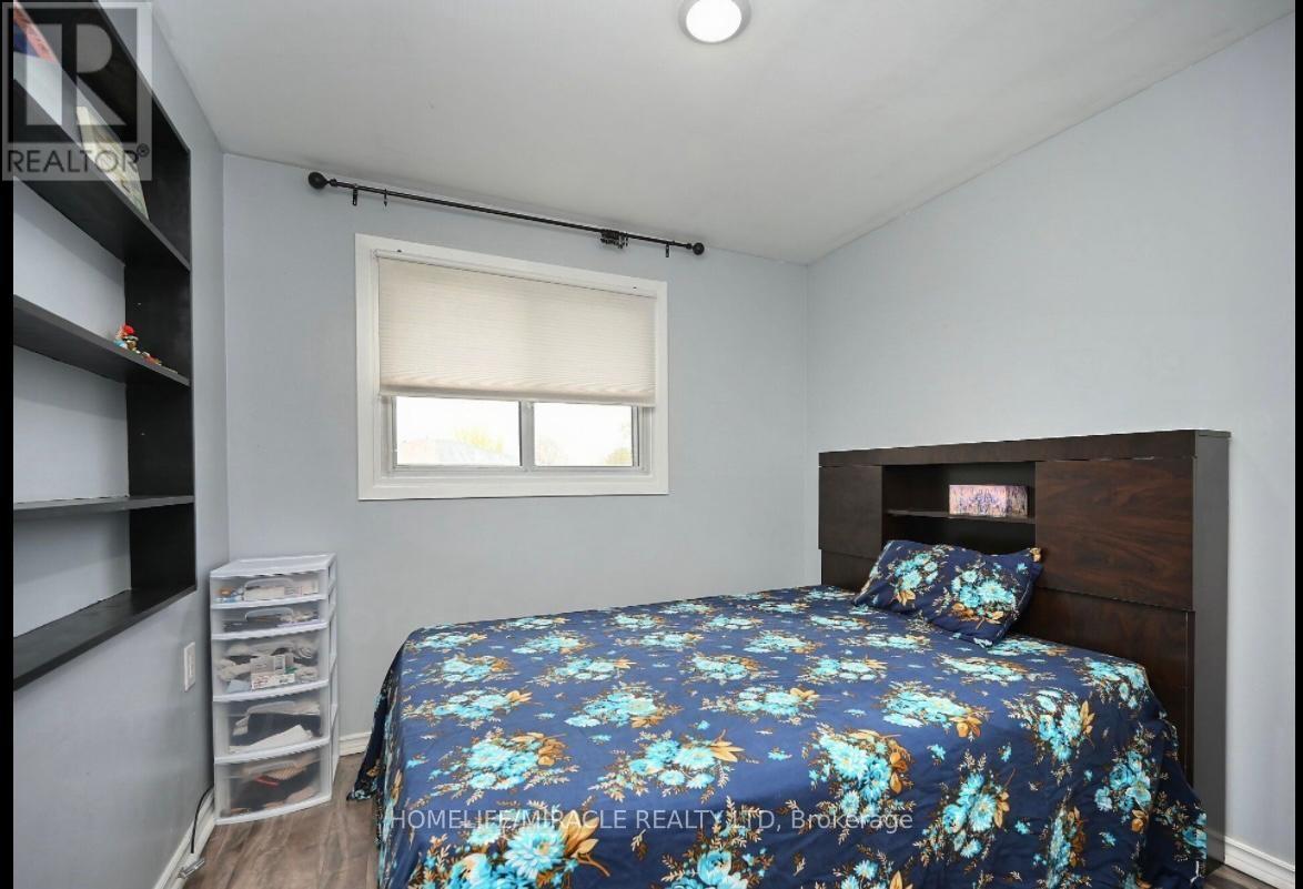 Photo 13 of 58 Crawford Drive, Brampton ON