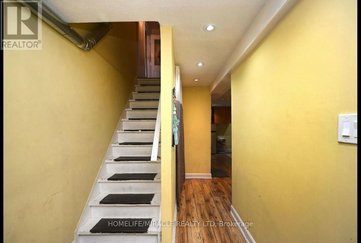Photo 16 of 58 Crawford Drive, Brampton ON