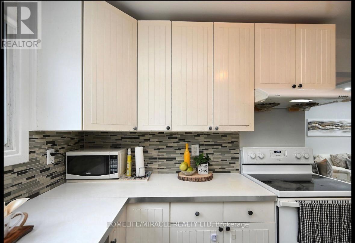 Photo 8 of 58 Crawford Drive, Brampton ON