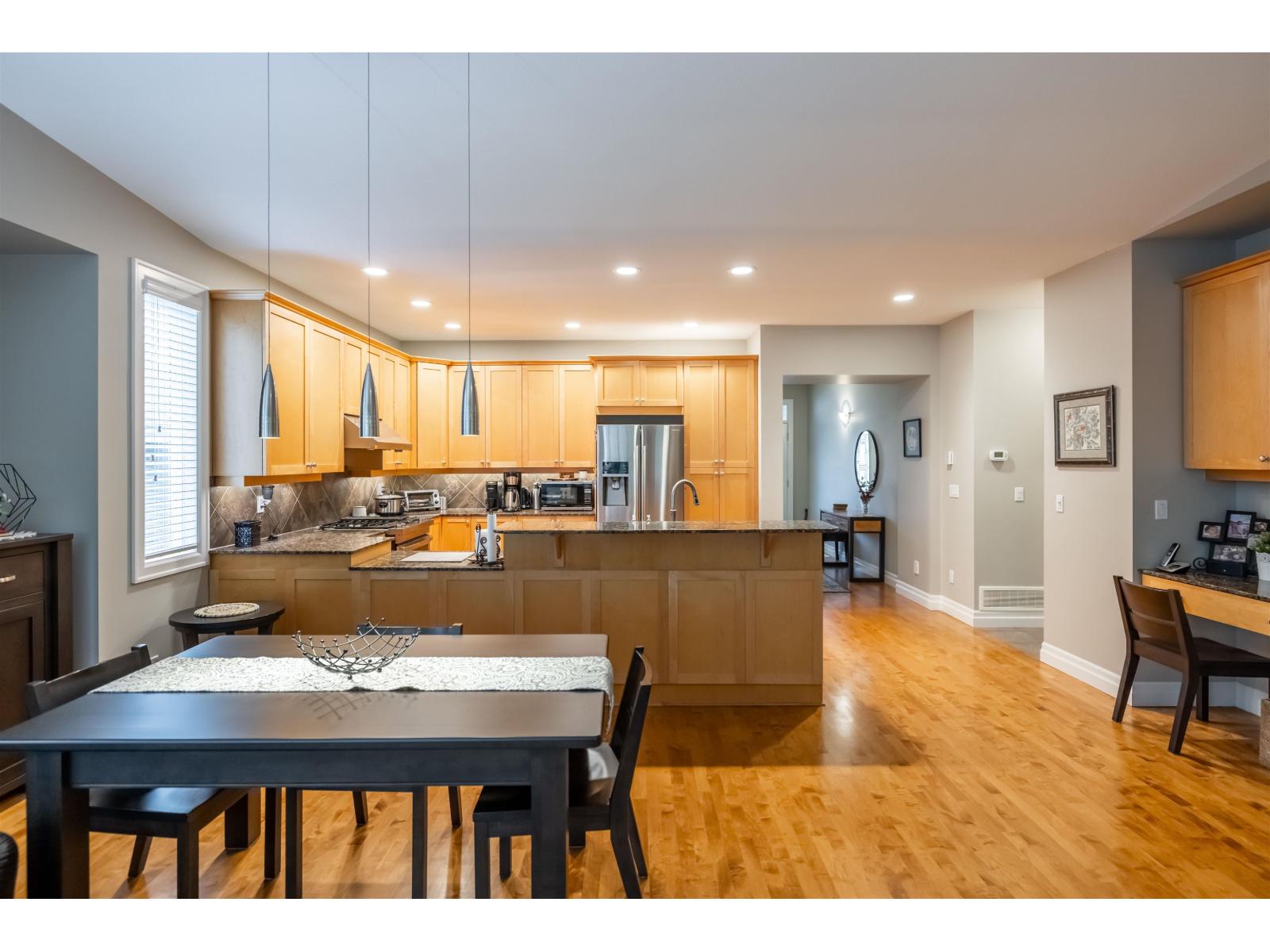 Photo 8 of 20426 67 A Avenue, Langley BC