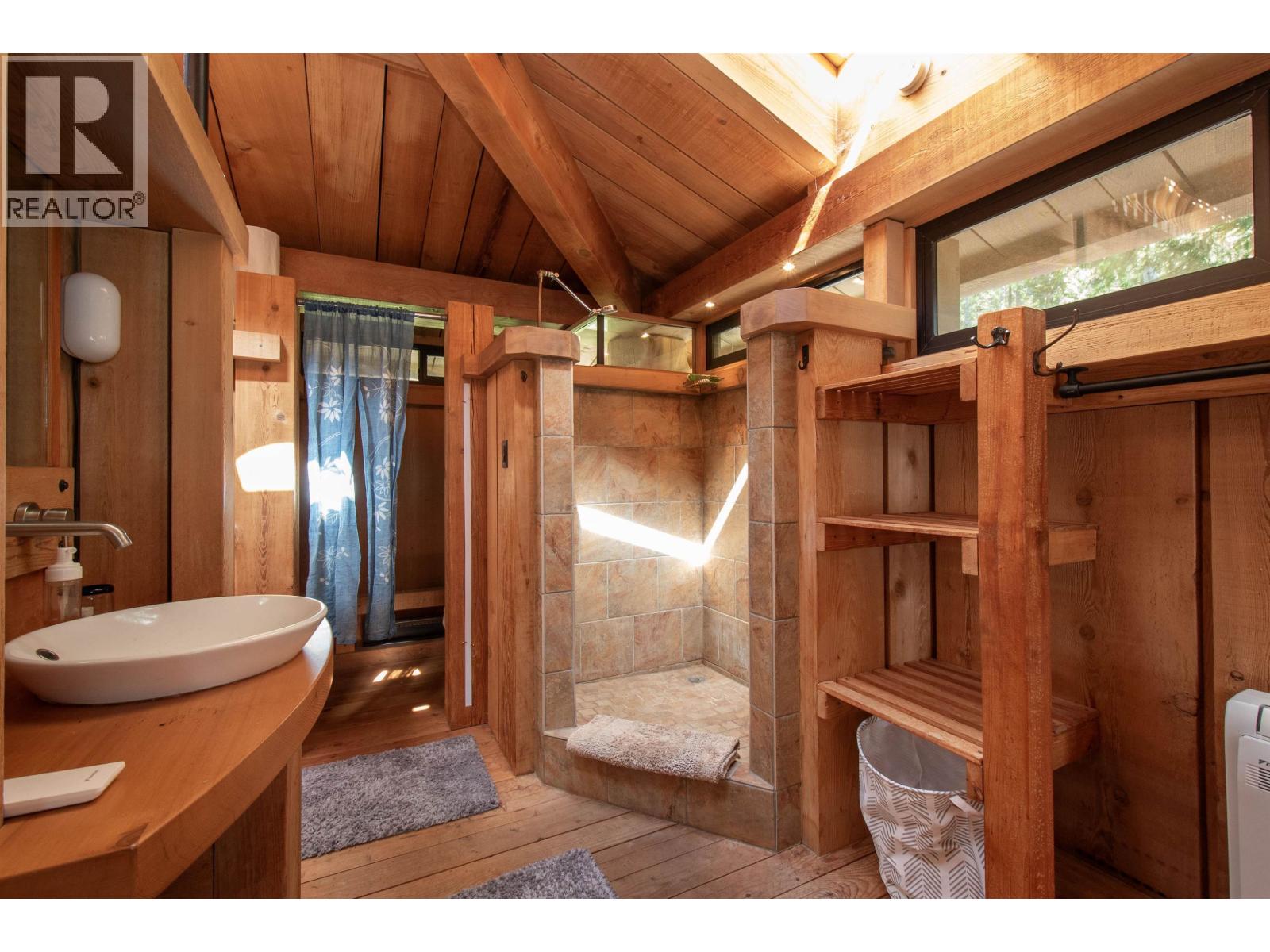 1010 TAKI-TE-SI ROAD, Gambier Island