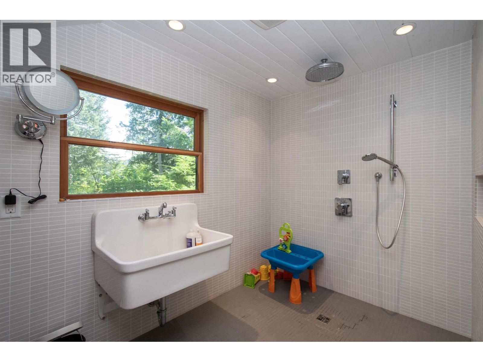 1010 TAKI-TE-SI ROAD, Gambier Island