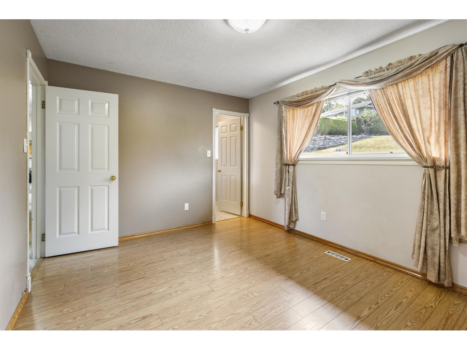 Photo 11 of 13512 Crestview Drive, Surrey BC