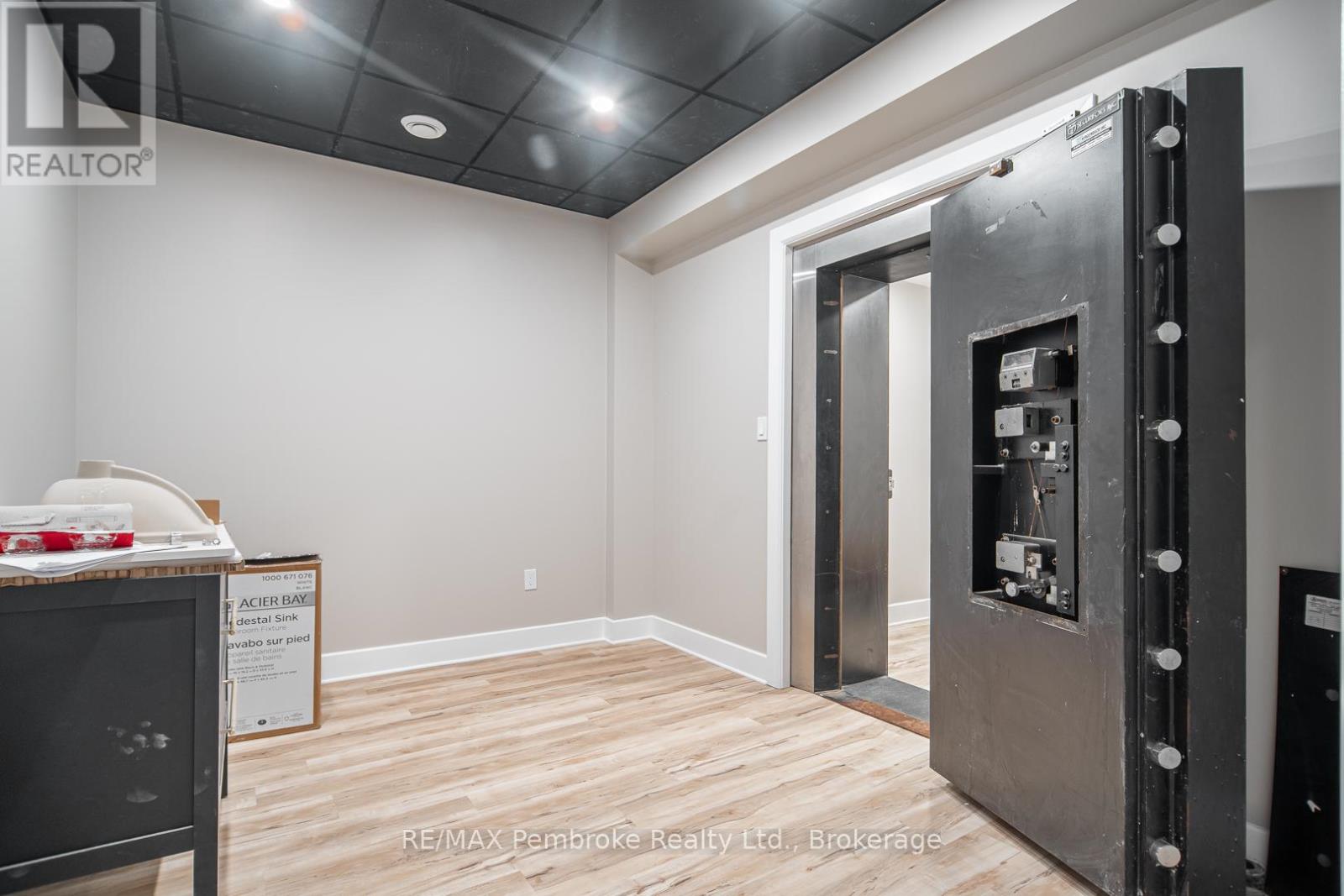 Photo 33 of 150 Pembroke Street W, Pembroke ON