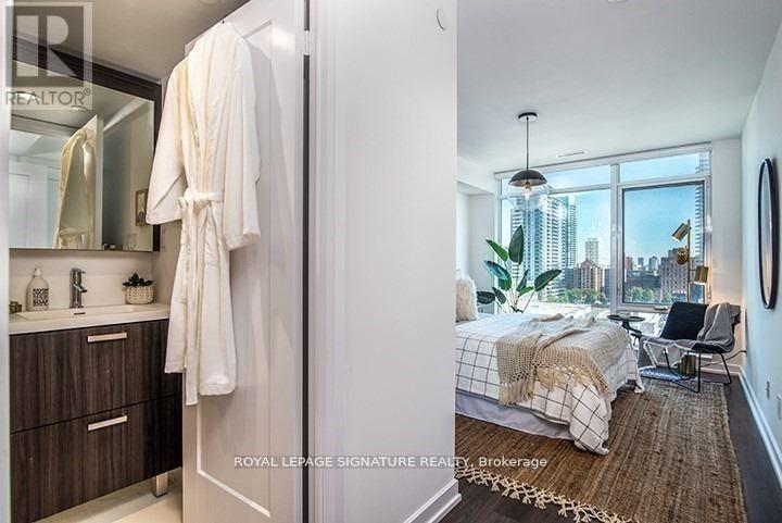 Photo 6 of 3502 18 Erskine Avenue, Toronto ON