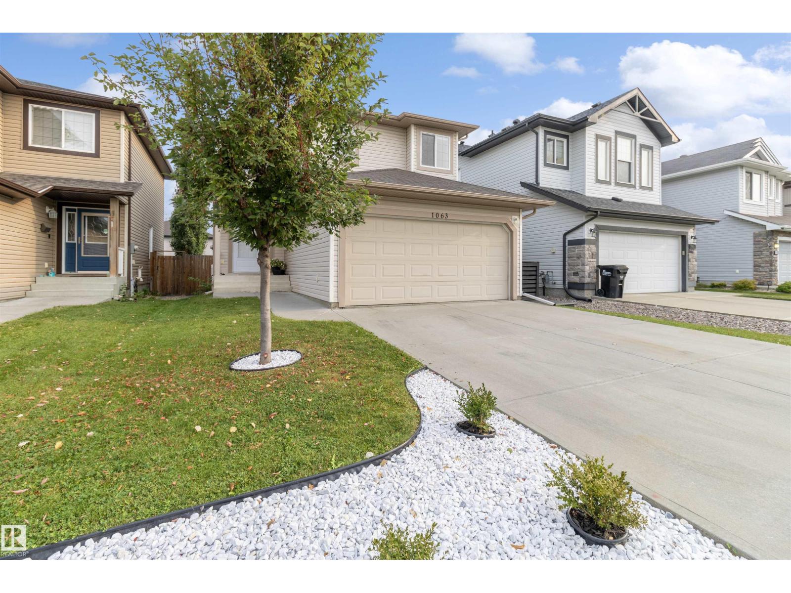 Photo 2 of 1063 Foxwood Cr, Sherwood Park AB