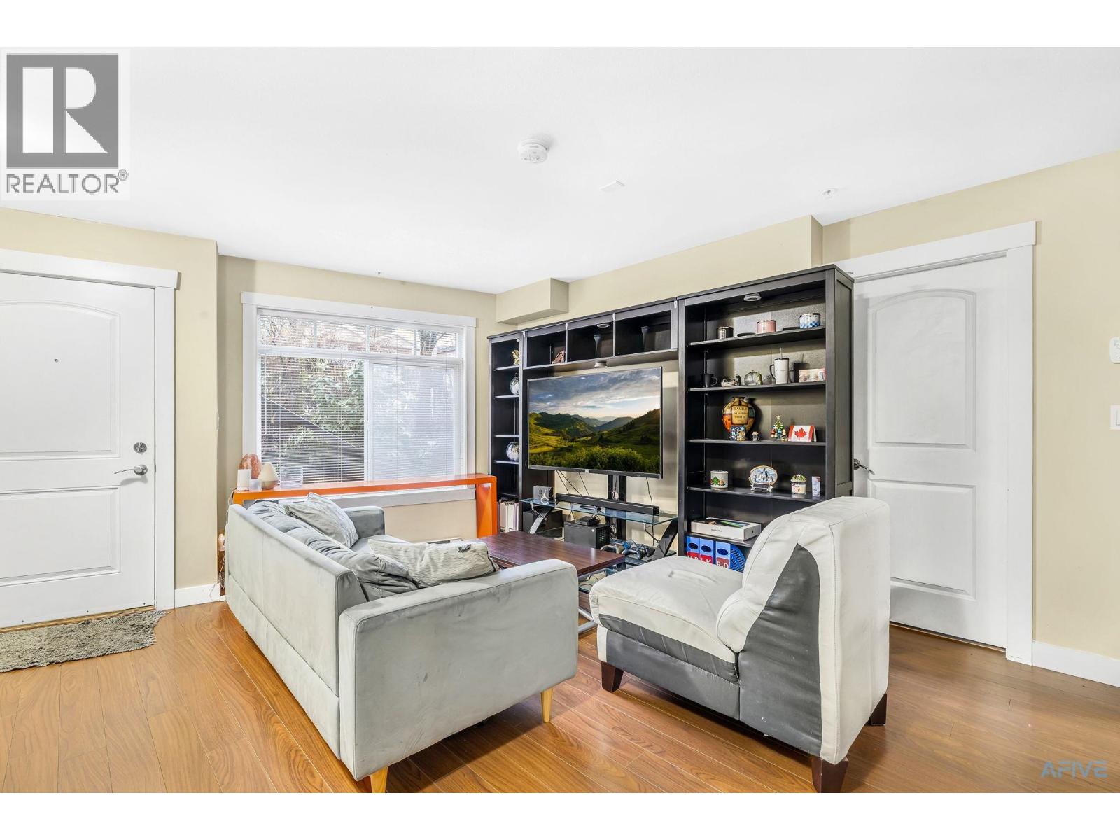 Photo 3 of 11 7428 14th Avenue, Burnaby BC