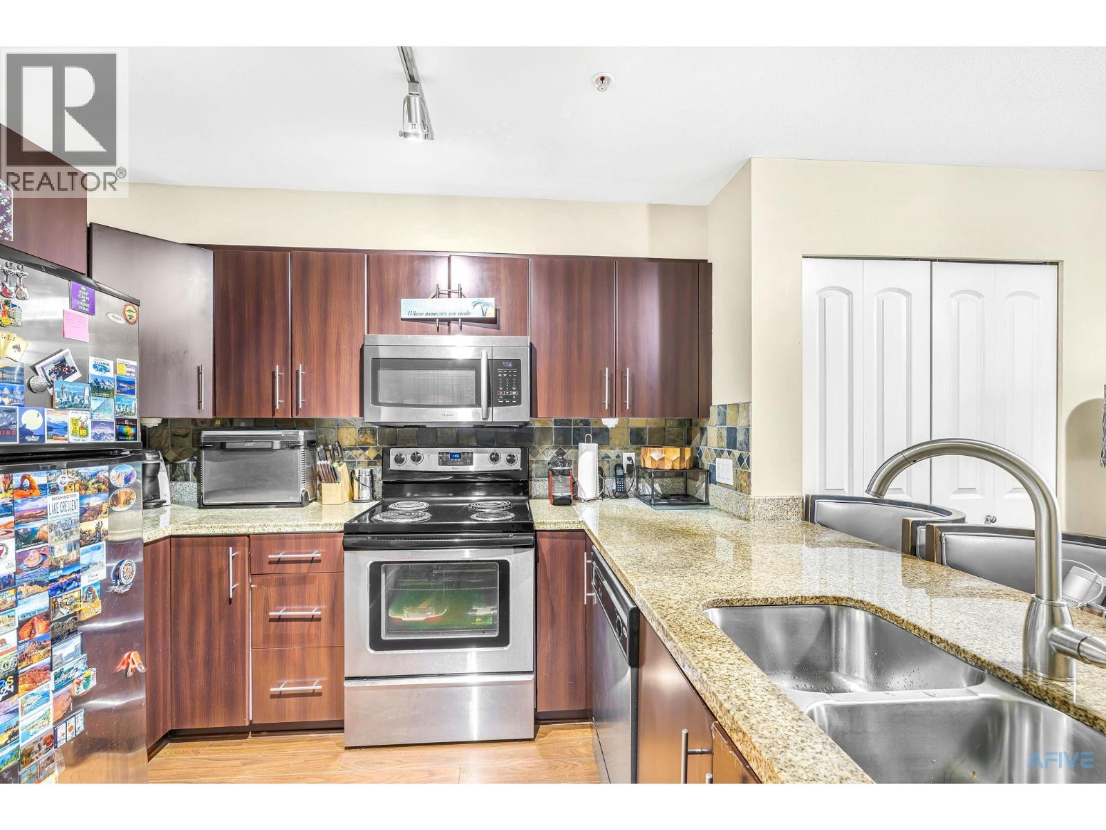 Photo 6 of 11 7428 14th Avenue, Burnaby BC