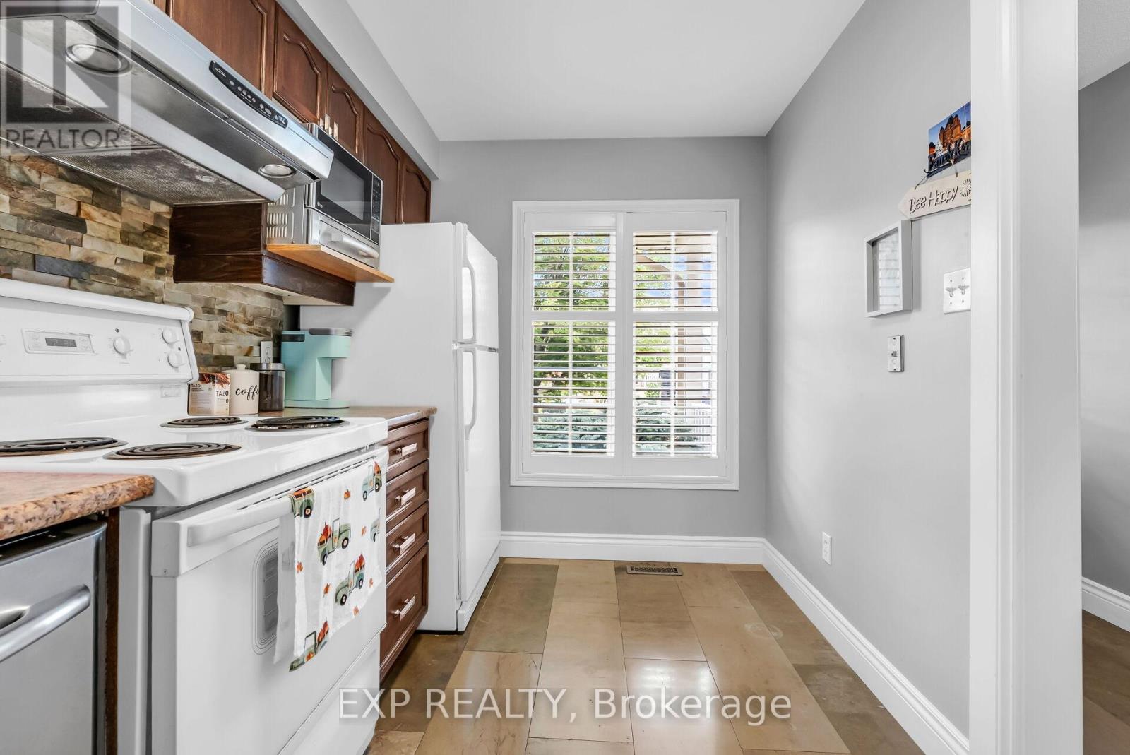 Photo 10 of 73 Viceroy Crescent, Brampton ON