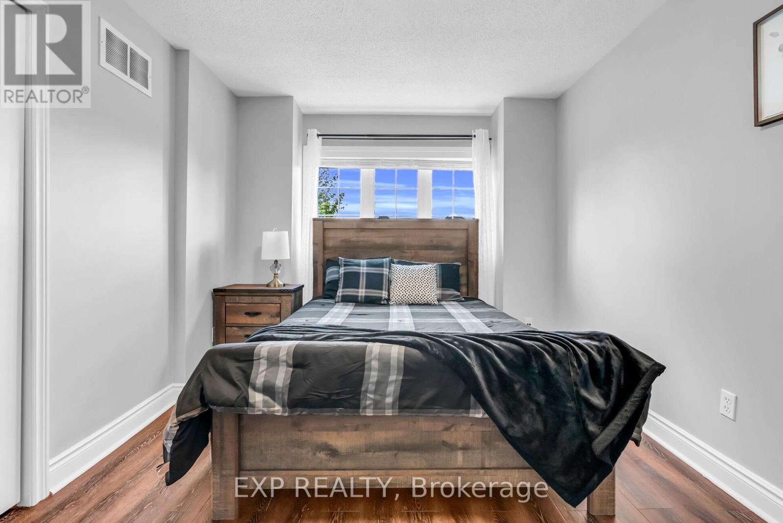 Photo 16 of 73 Viceroy Crescent, Brampton ON