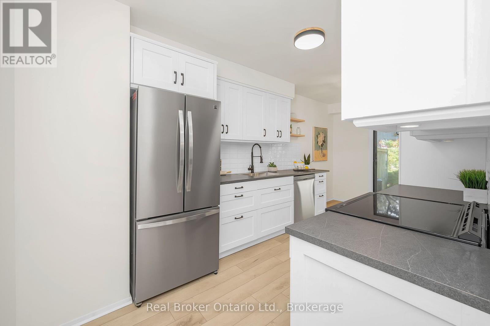 Photo 13 of 815 Sweetwater Crescent, Mississauga ON