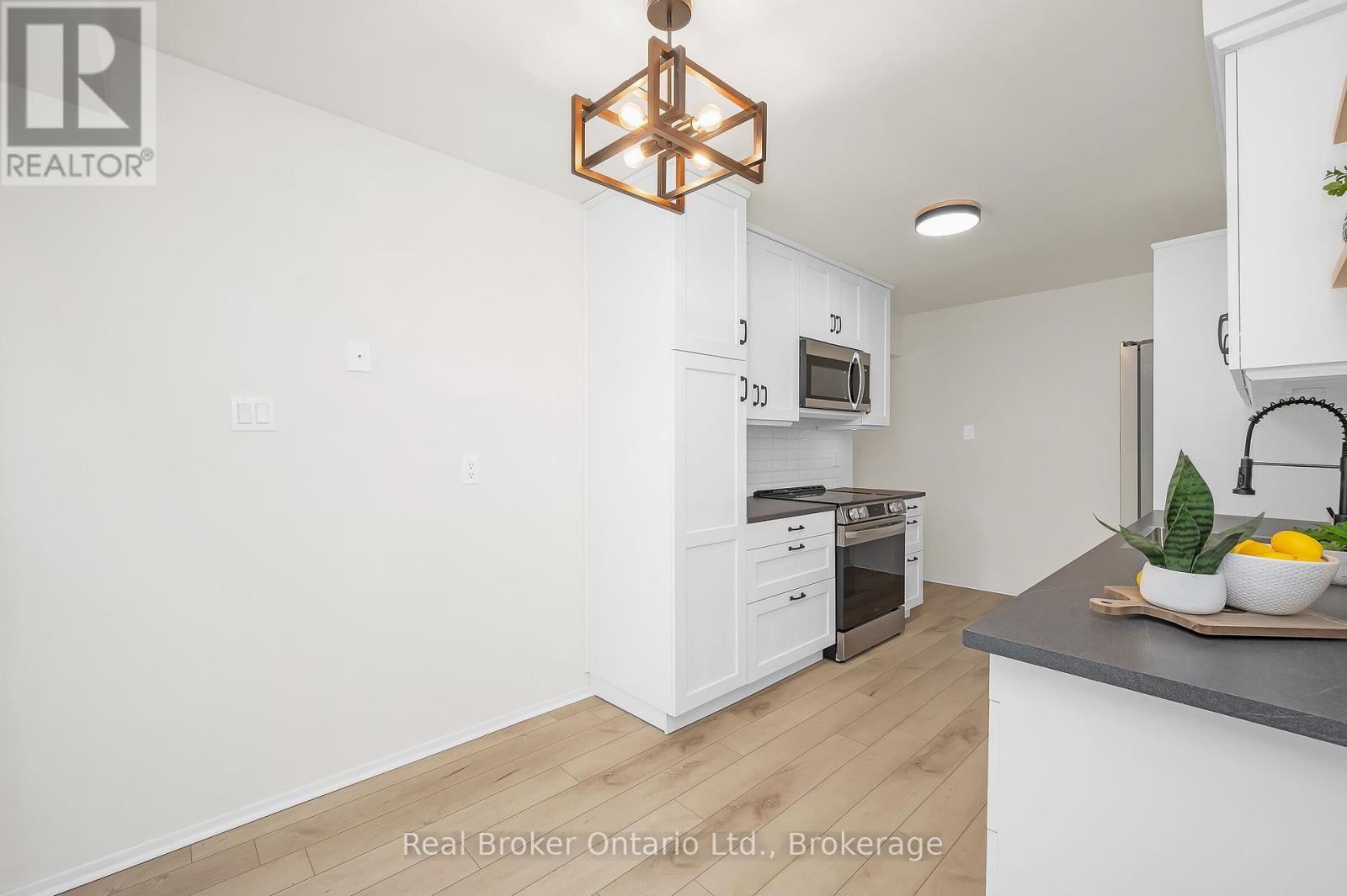 Photo 14 of 815 Sweetwater Crescent, Mississauga ON