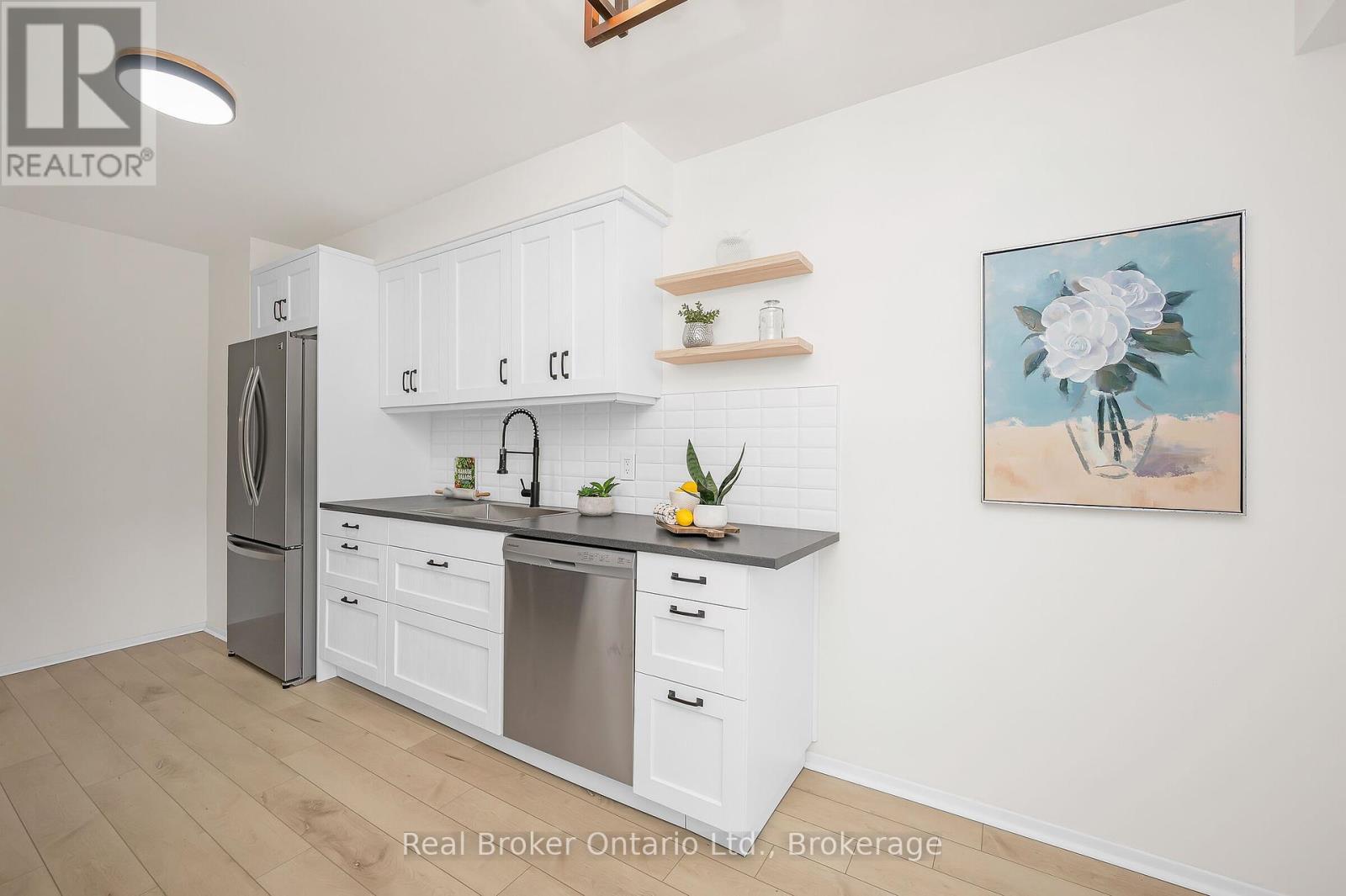 Photo 15 of 815 Sweetwater Crescent, Mississauga ON