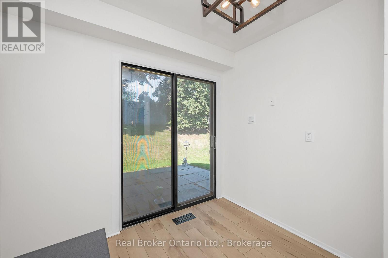 Photo 16 of 815 Sweetwater Crescent, Mississauga ON