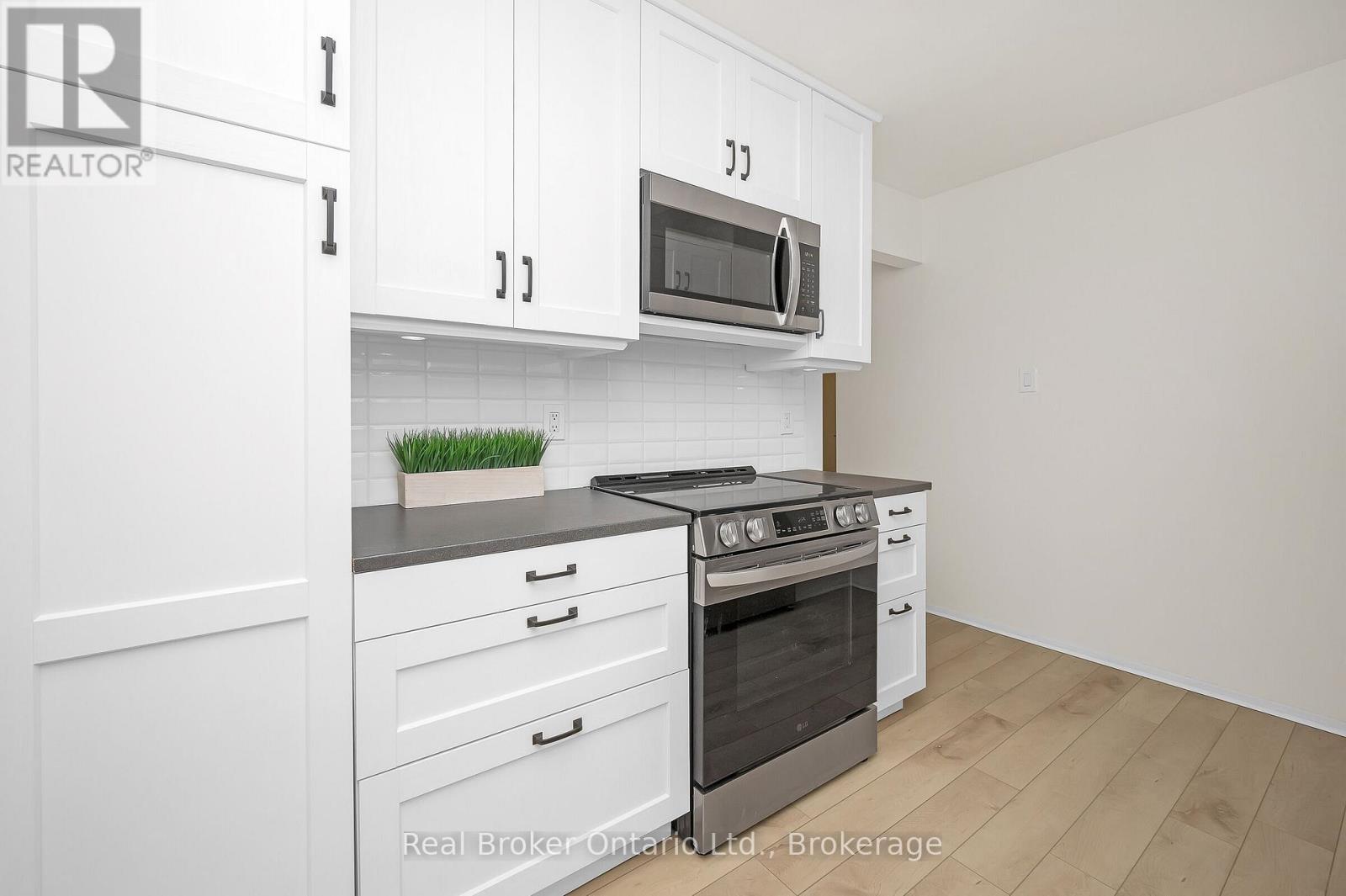 Photo 17 of 815 Sweetwater Crescent, Mississauga ON