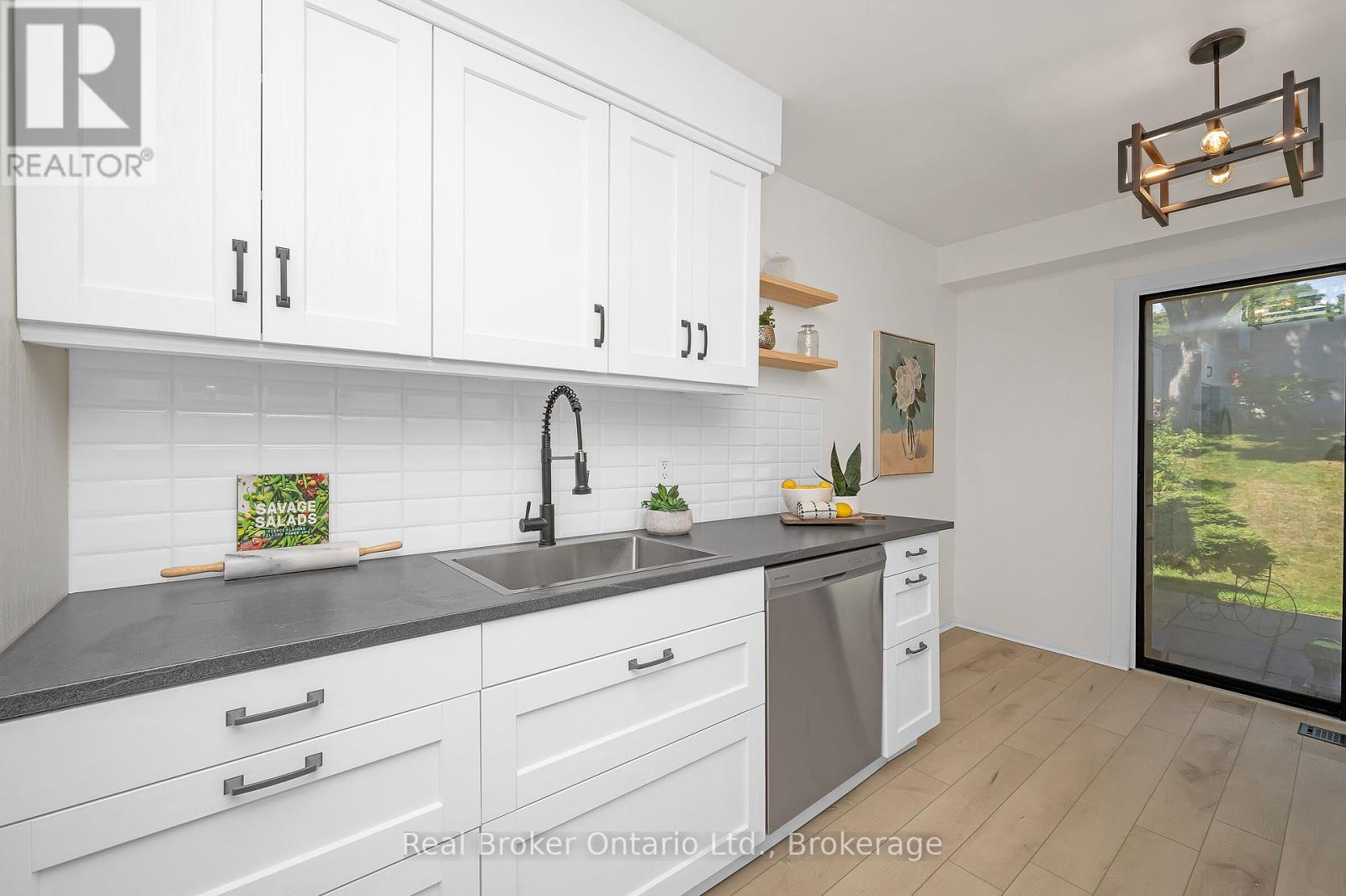 Photo 18 of 815 Sweetwater Crescent, Mississauga ON