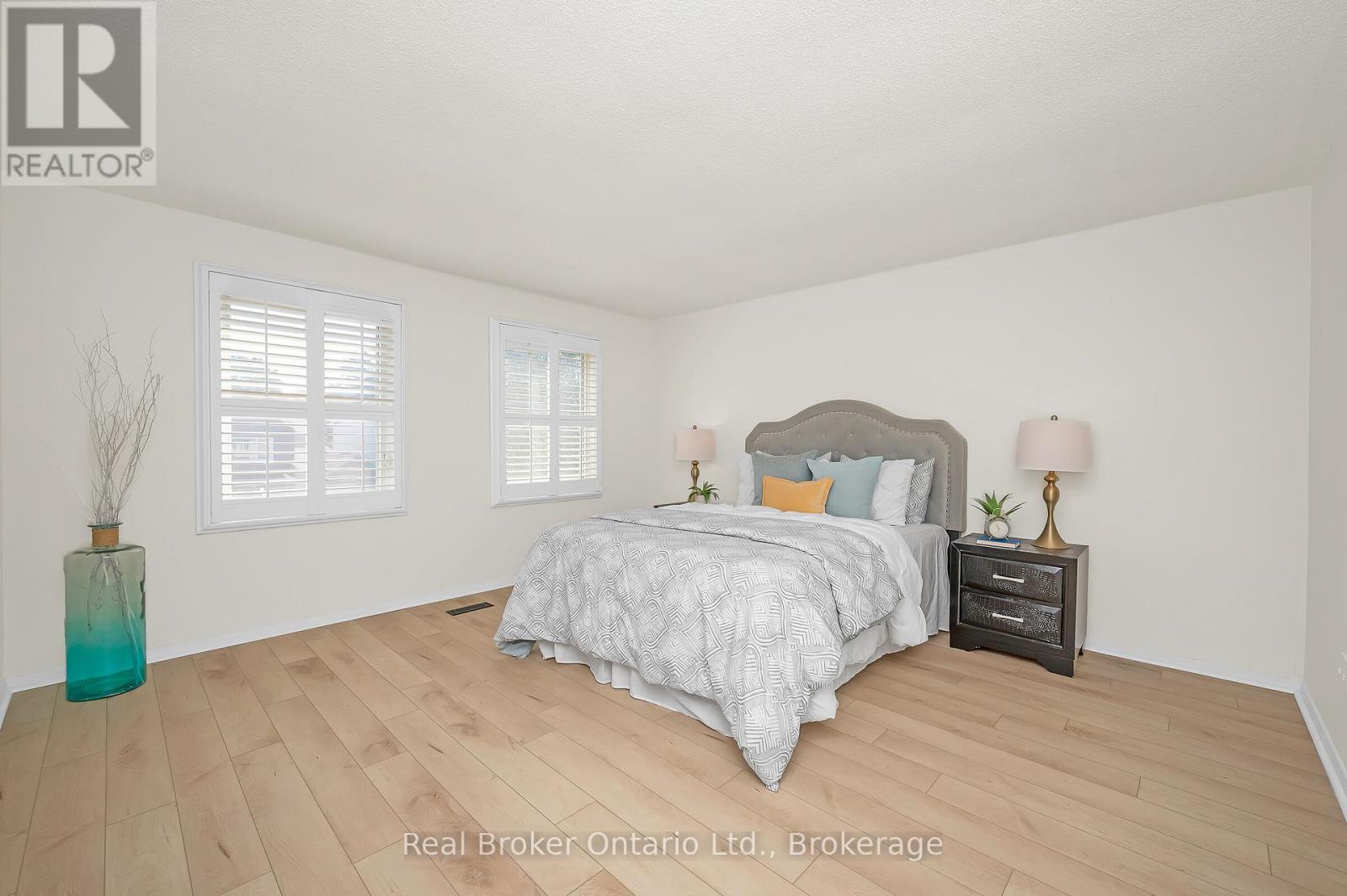 Photo 19 of 815 Sweetwater Crescent, Mississauga ON