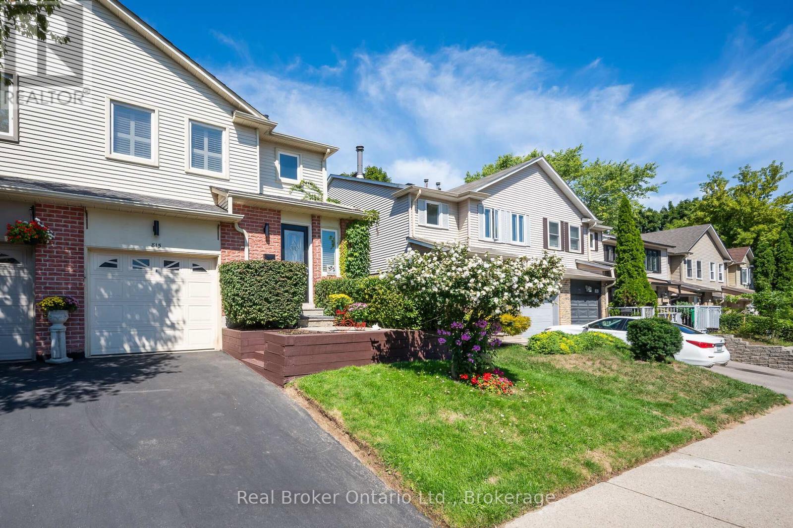 Photo 2 of 815 Sweetwater Crescent, Mississauga ON