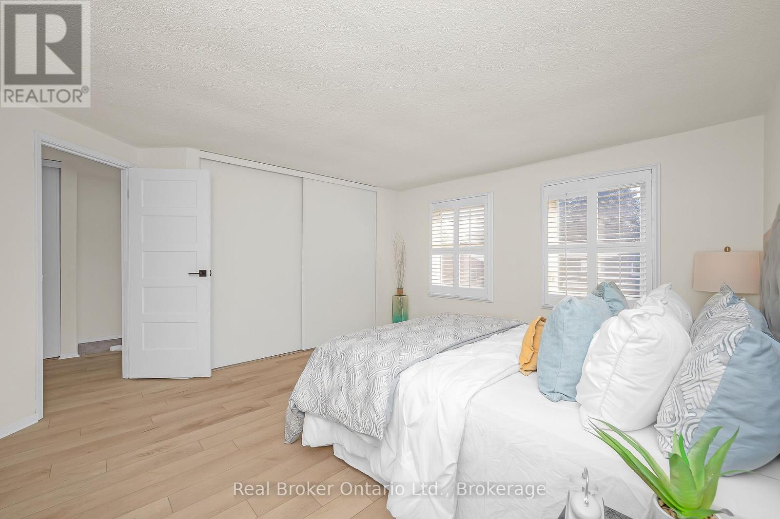 Photo 20 of 815 Sweetwater Crescent, Mississauga ON