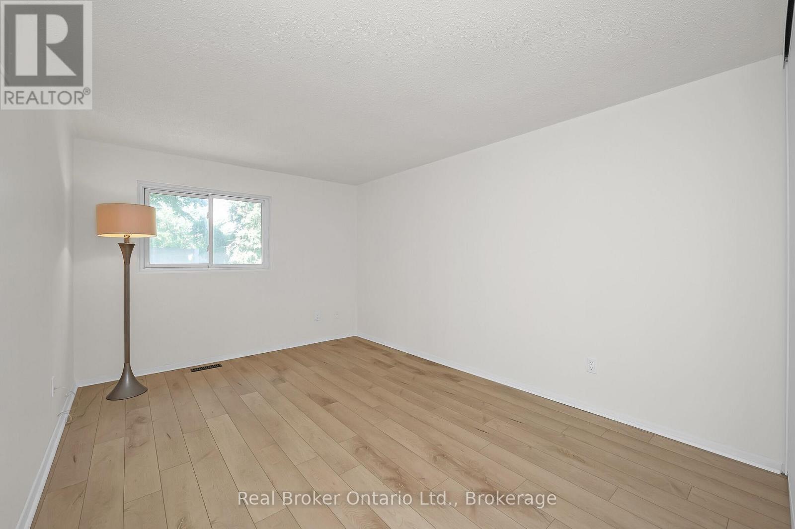 Photo 21 of 815 Sweetwater Crescent, Mississauga ON