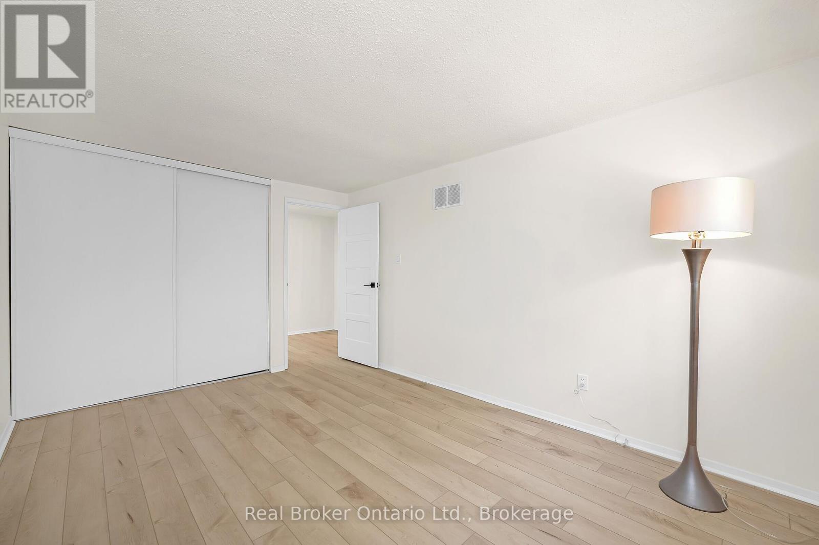 Photo 22 of 815 Sweetwater Crescent, Mississauga ON