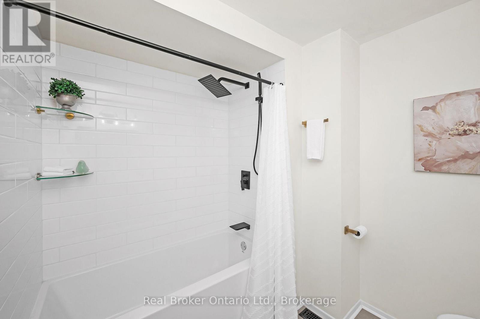 Photo 24 of 815 Sweetwater Crescent, Mississauga ON