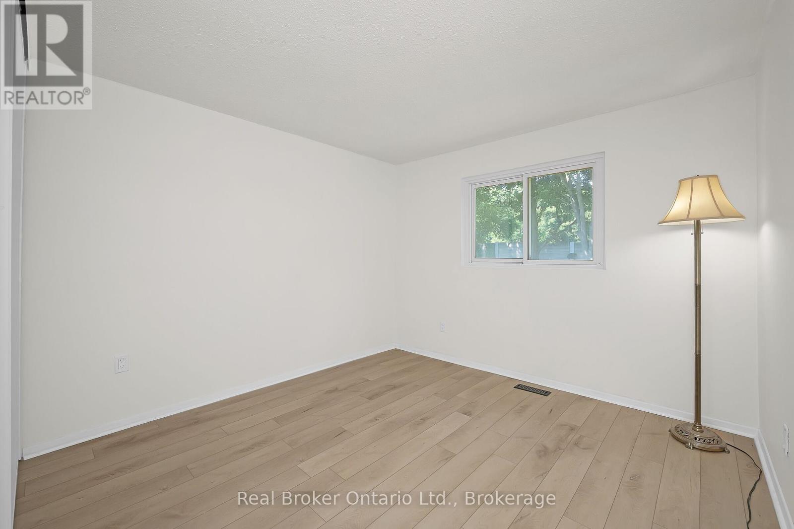 Photo 25 of 815 Sweetwater Crescent, Mississauga ON