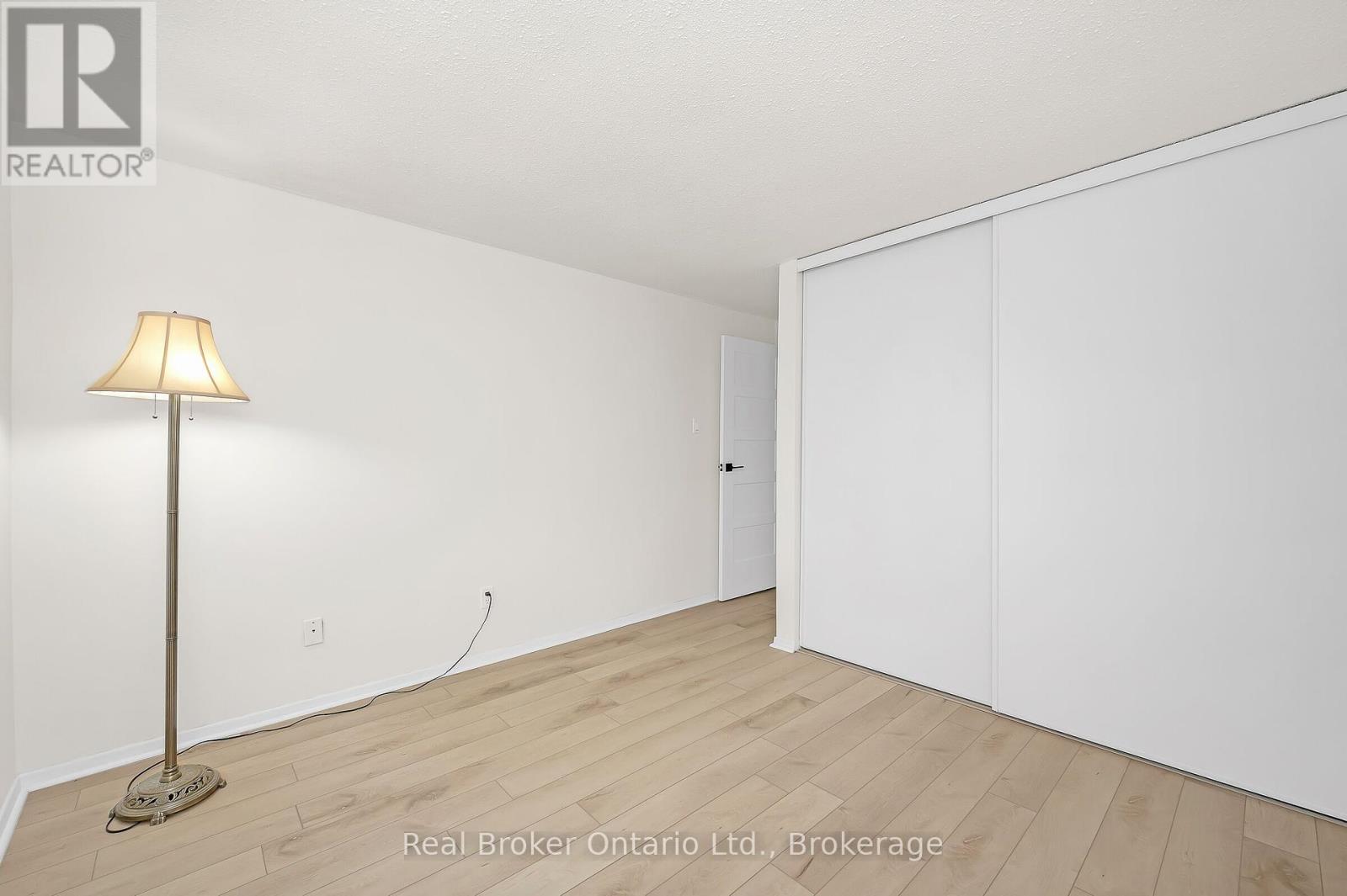 Photo 26 of 815 Sweetwater Crescent, Mississauga ON