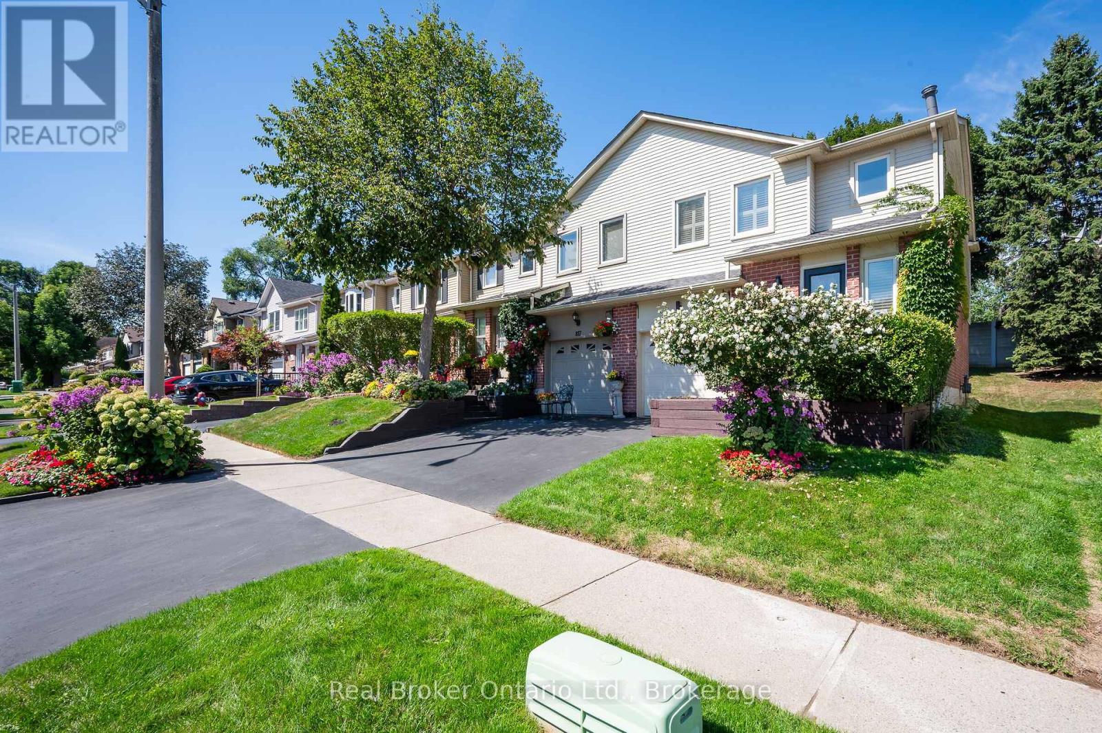 Photo 3 of 815 Sweetwater Crescent, Mississauga ON