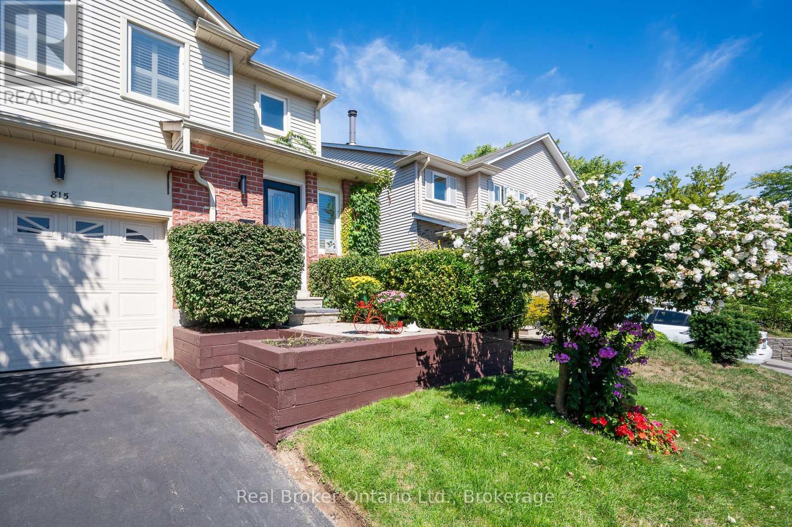 Photo 4 of 815 Sweetwater Crescent, Mississauga ON