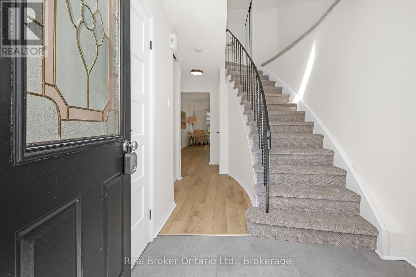 Photo 5 of 815 Sweetwater Crescent, Mississauga ON