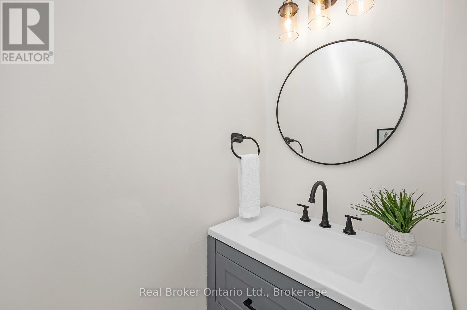 Photo 6 of 815 Sweetwater Crescent, Mississauga ON