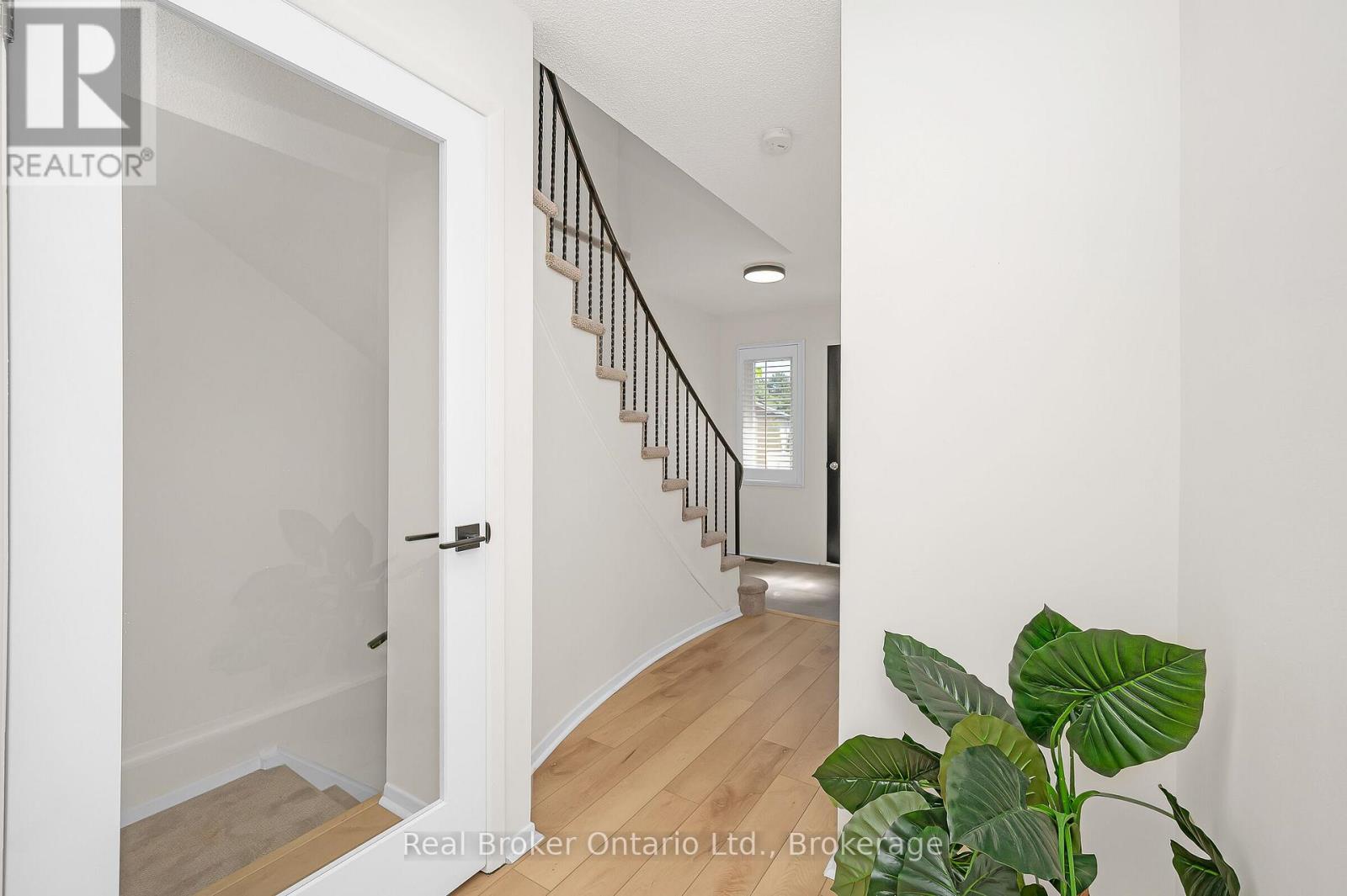 Photo 7 of 815 Sweetwater Crescent, Mississauga ON
