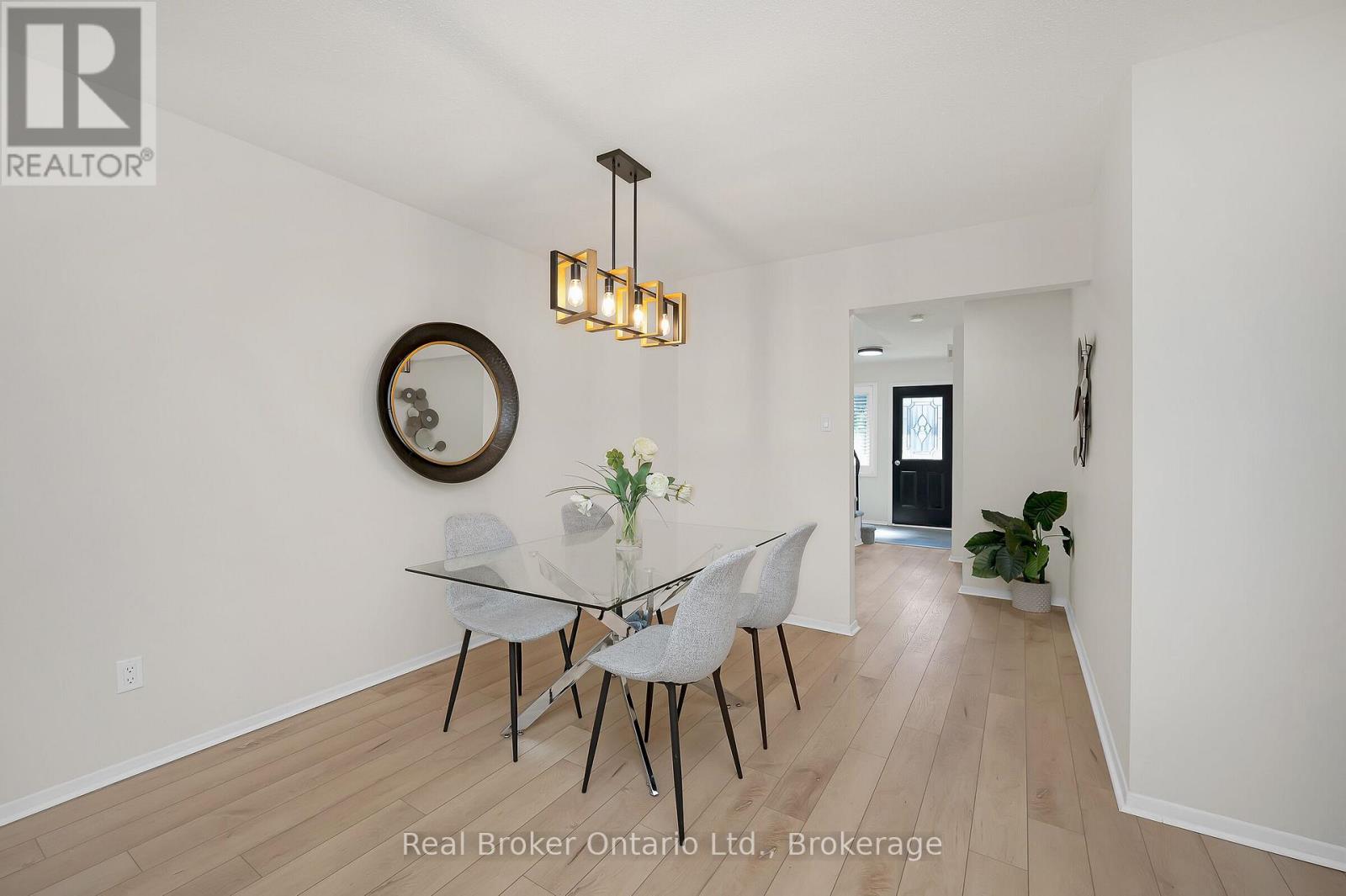 Photo 9 of 815 Sweetwater Crescent, Mississauga ON
