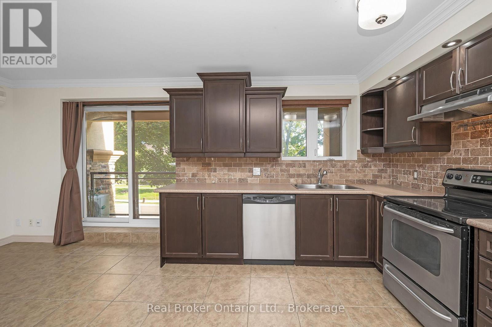 Photo 12 of 303 1212 Fennell Avenue E, Hamilton ON