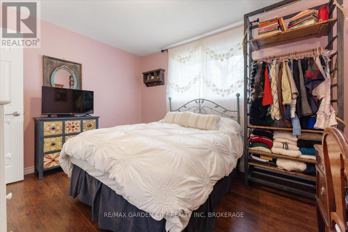 Photo 10 of 68 Barrington Drive, Welland ON