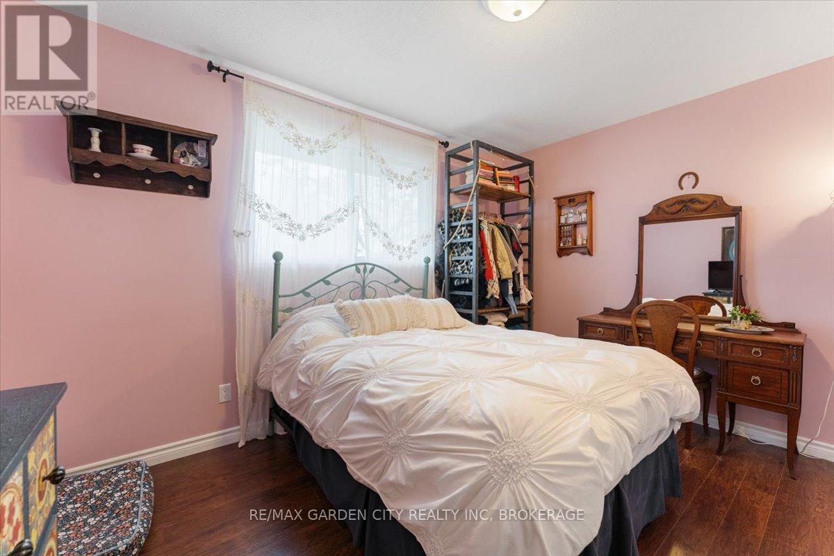 Photo 11 of 68 Barrington Drive, Welland ON