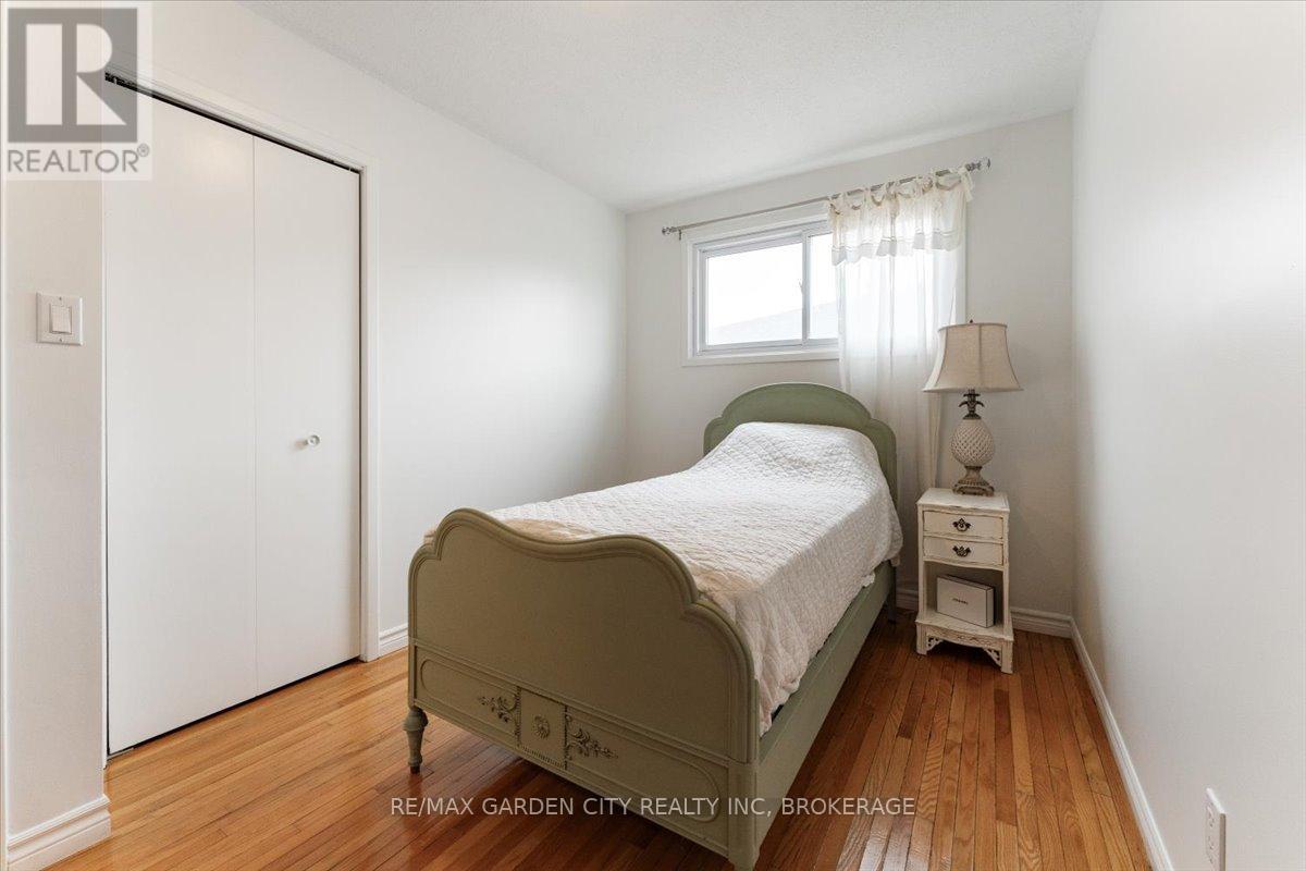 Photo 12 of 68 Barrington Drive, Welland ON