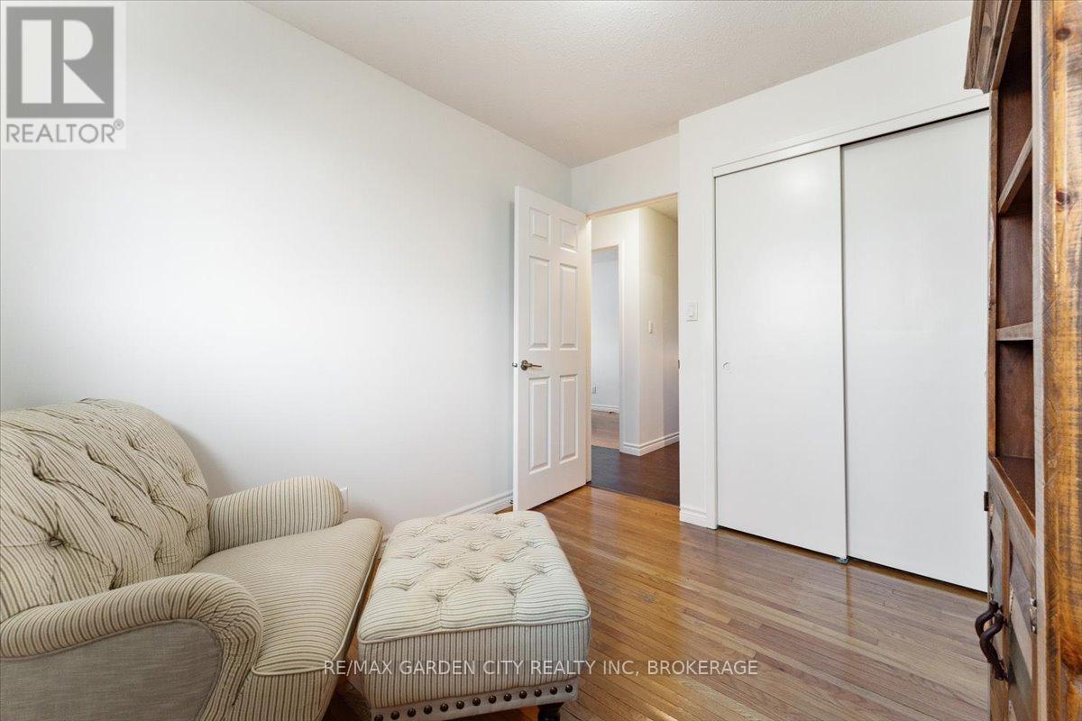 Photo 14 of 68 Barrington Drive, Welland ON