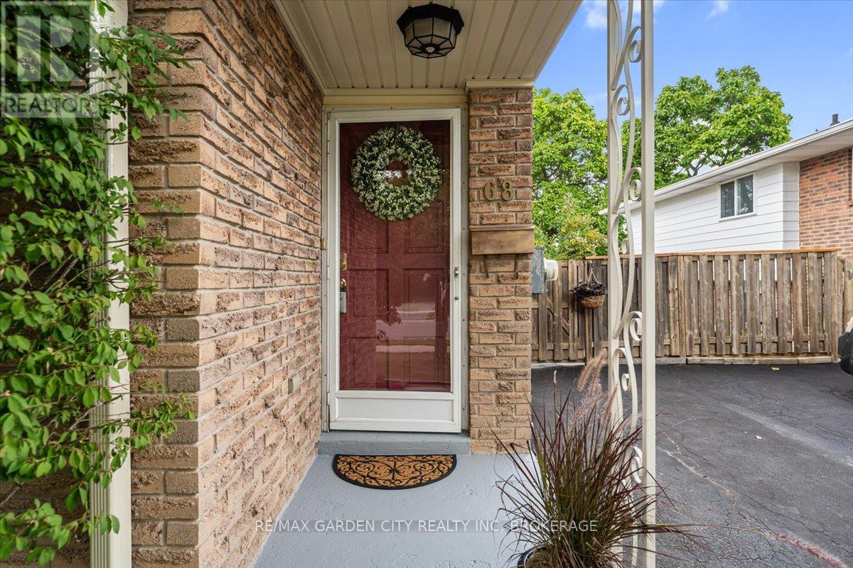 Photo 2 of 68 Barrington Drive, Welland ON