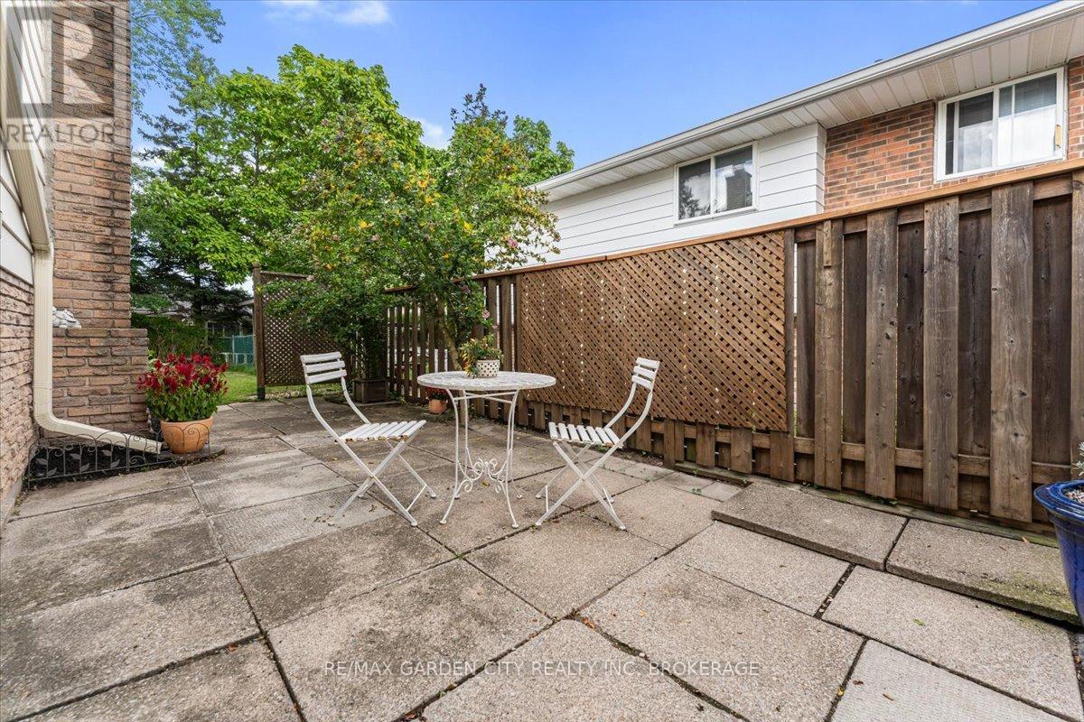 Photo 29 of 68 Barrington Drive, Welland ON