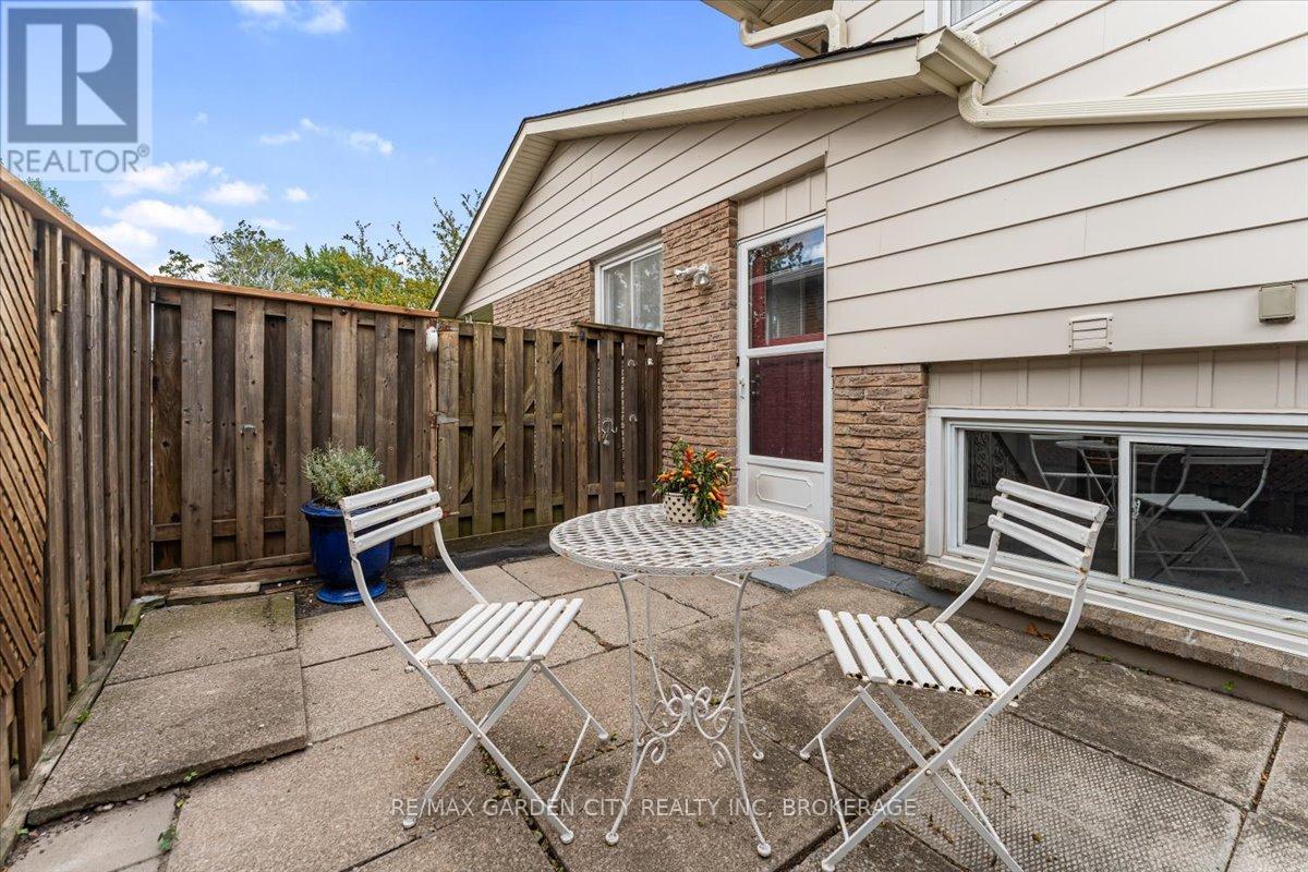Photo 30 of 68 Barrington Drive, Welland ON