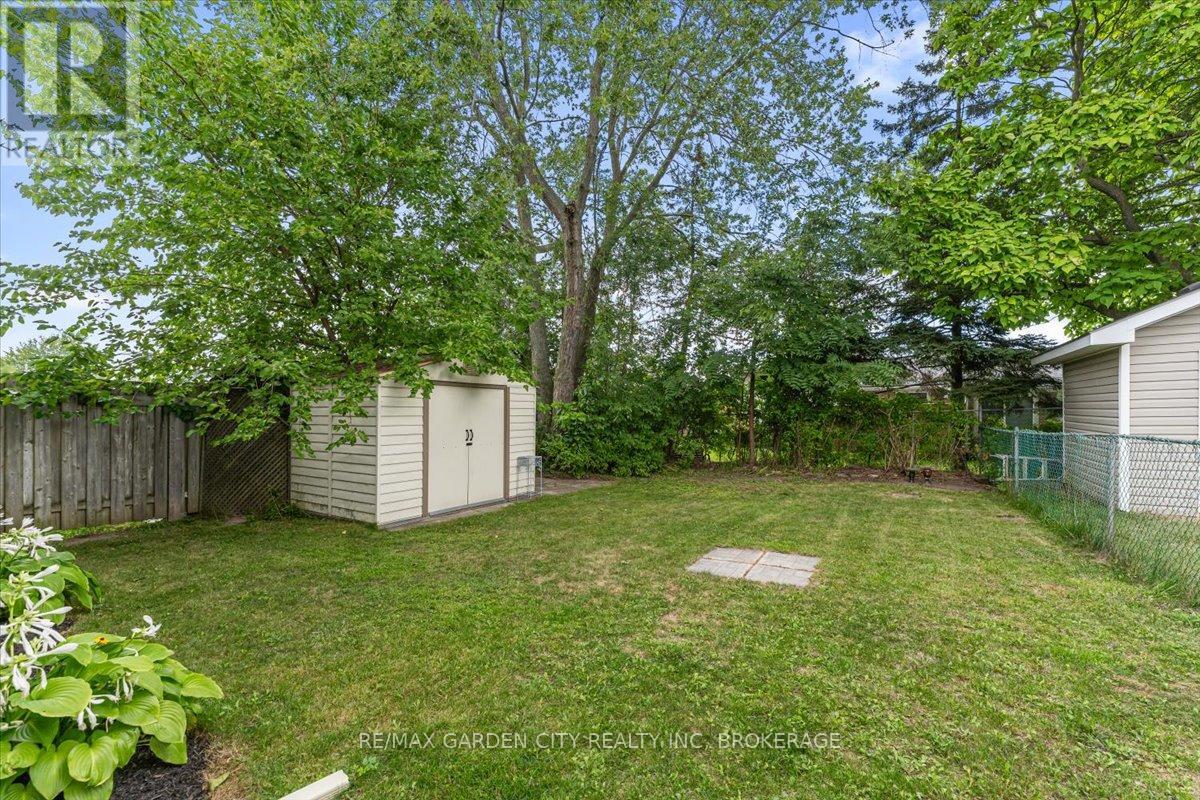 Photo 32 of 68 Barrington Drive, Welland ON