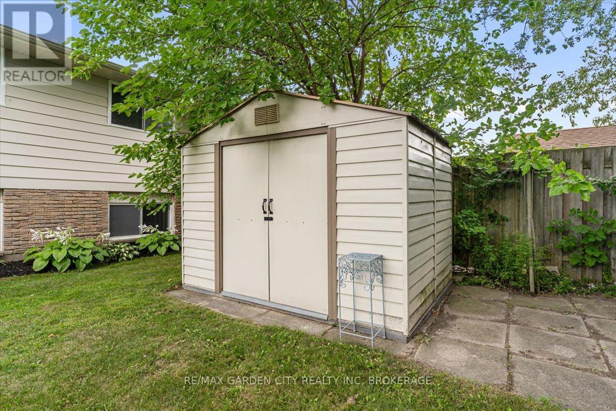 Photo 35 of 68 Barrington Drive, Welland ON