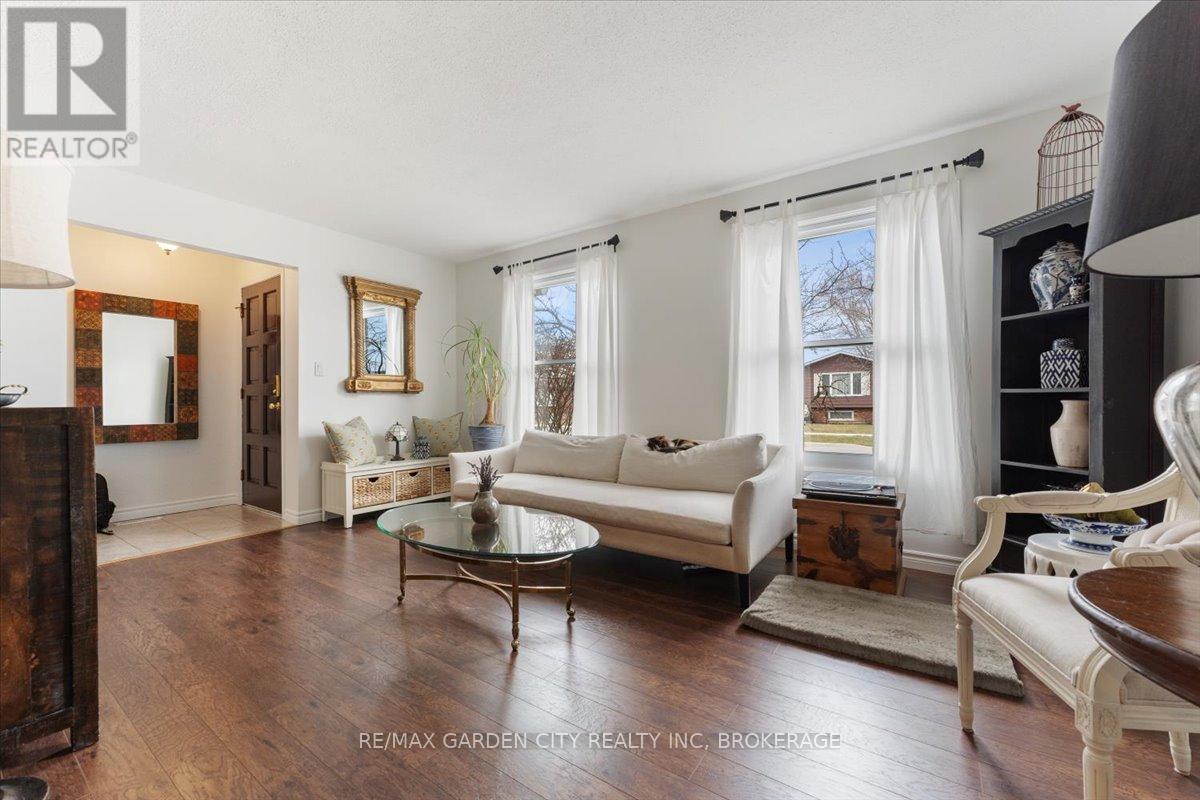 Photo 5 of 68 Barrington Drive, Welland ON