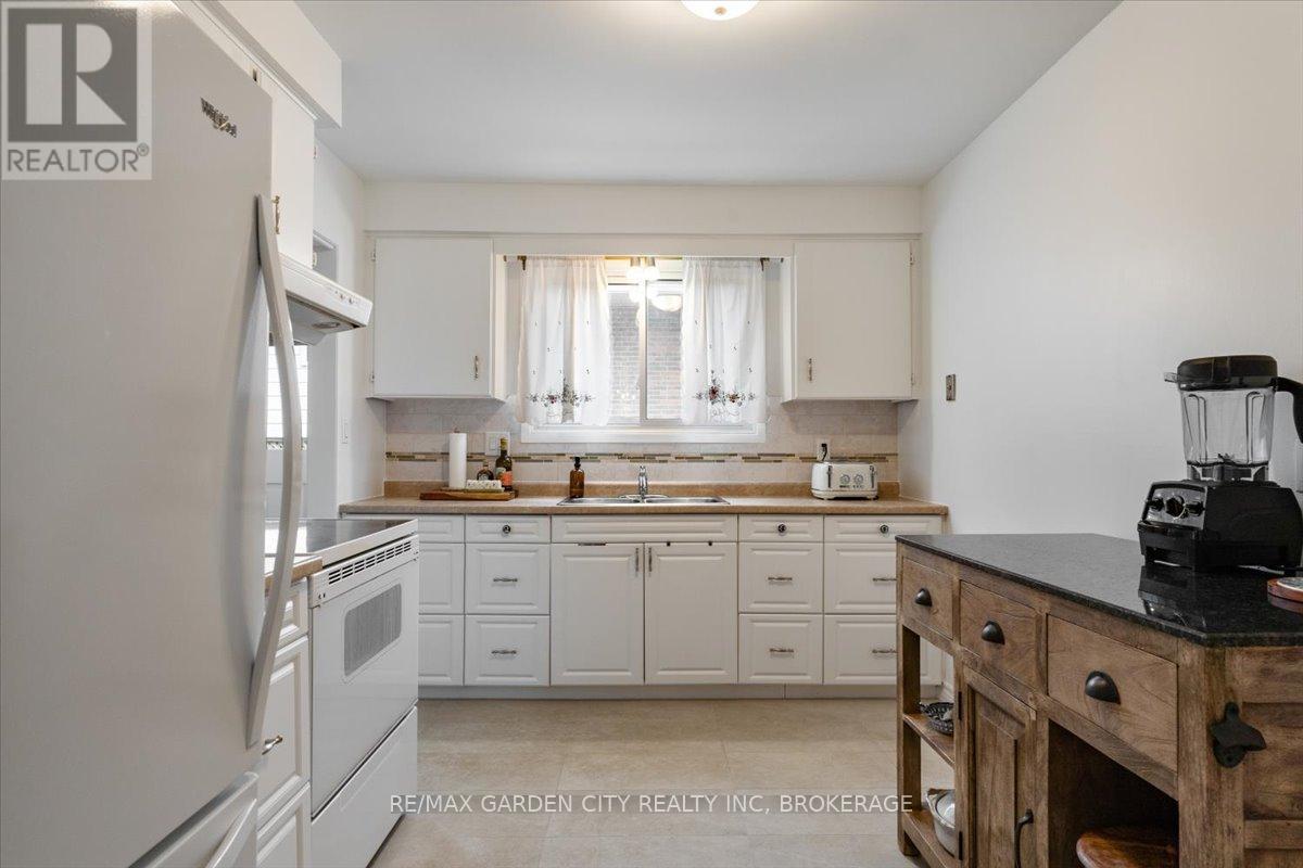 Photo 6 of 68 Barrington Drive, Welland ON