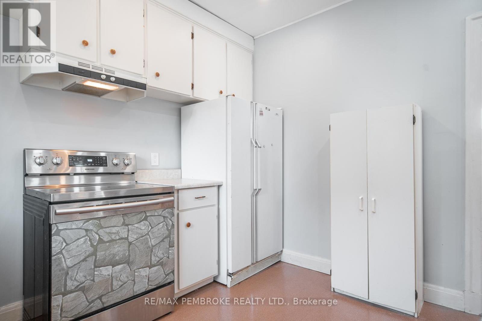 Photo 11 of 382 Mary Street, Pembroke ON