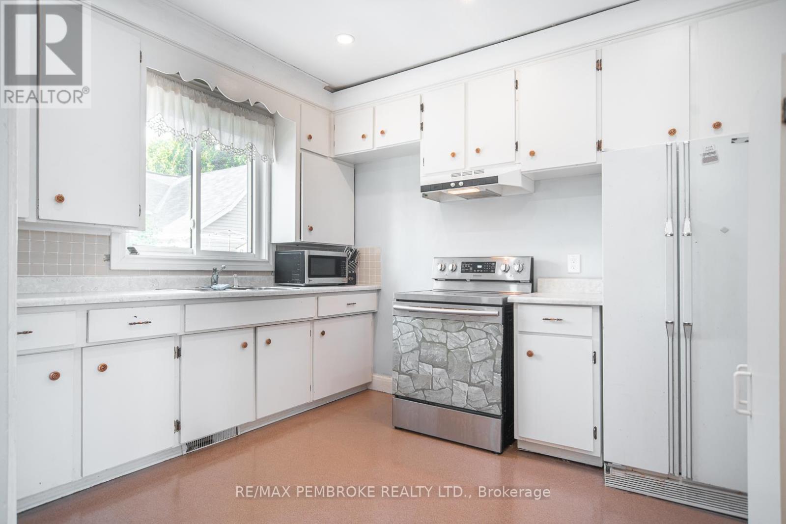 Photo 10 of 382 Mary Street, Pembroke ON