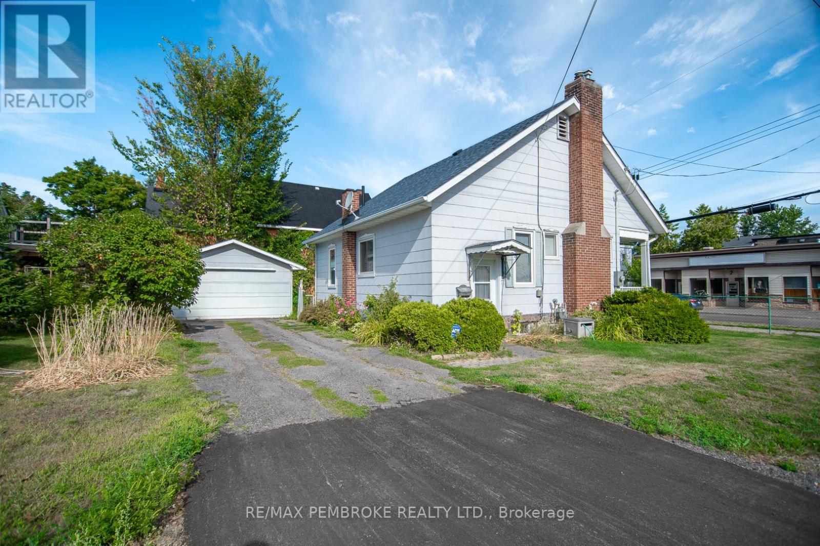 Photo 2 of 382 Mary Street, Pembroke ON